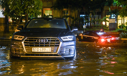 Porsche, Audi nằm cả đêm trên đường chờ cứu hộ sau mưa lớn