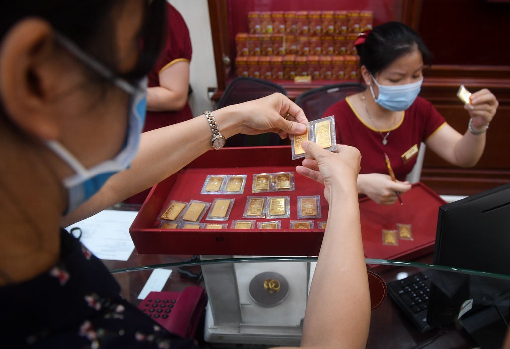 Vàng trong nước vượt 62 triệu, bỏ xa thế giới hơn 4 triệu đồng - 1