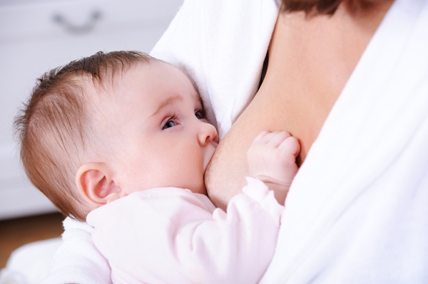 Cho bé bú đủ dinh dưỡng là một cách phòng Covid -19 cho con