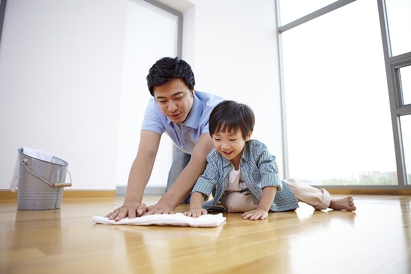 Lau dọn nhà cửa sạch sẽ thông thoáng giúp bạn phòng dịch bệnh cho con