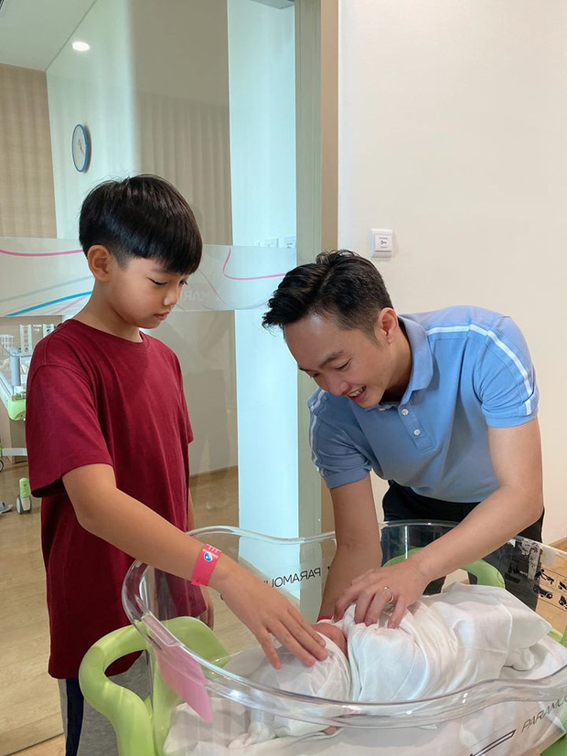 Đàm Thu Trang khoe khoảnh khắc Cường Đô La chăm con gái mới sinh, muốn tan chảy vì ánh mắt quá đỗi âu yếm - 1 Đàm Thu Trang khoe khoảnh khắc Cường Đô La chăm con gái mới sinh, muốn tan chảy vì ánh mắt quá đỗi âu yếm - 1
