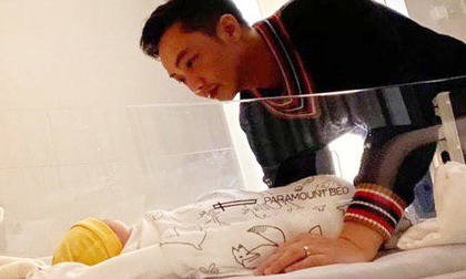 Đàm Thu Trang khoe khoảnh khắc Cường Đô La chăm con gái mới sinh, muốn tan chảy vì ánh mắt quá đỗi âu yếm