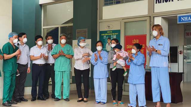 Cháu bé 8 tháng tuổi và 9 bệnh nhân ở Bệnh viện dã chiến Hòa Vang khỏi Covid-19 - 1