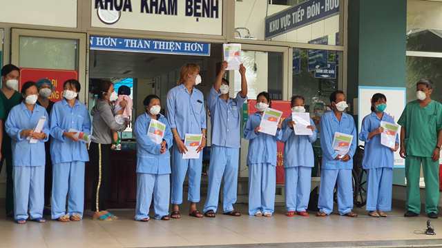 Cháu bé 8 tháng tuổi và 9 bệnh nhân ở Bệnh viện dã chiến Hòa Vang khỏi Covid-19