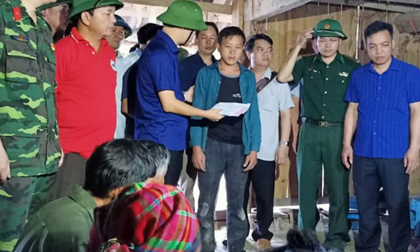 Mưa lớn, sập tường nhà khiến 2 cháu bé tử vong