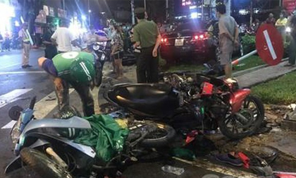 Một phụ nữ lái ô tô tông hàng loạt xe máy ở Sài Gòn, hơn 10 người bị thương
