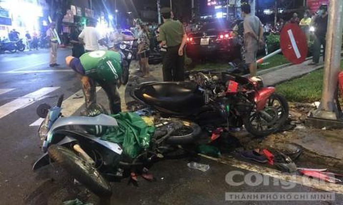 Một phụ nữ lái ô tô tông hàng loạt xe máy ở Sài Gòn, hơn 10 người bị thương Một phụ nữ lái ô tô tông hàng loạt xe máy ở Sài Gòn, hơn 10 người bị thương