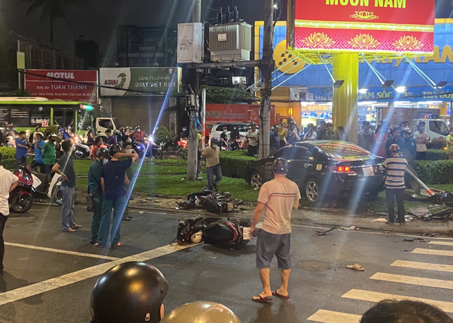 Nhân chứng vụ Camry tông hàng chục xe máy giữa ngã tư Sài Gòn: Ai cũng chảy máu, nữ tài xế sợ hãi vái lạy - 4 Nhân chứng vụ Camry tông hàng chục xe máy giữa ngã tư Sài Gòn: Ai cũng chảy máu, nữ tài xế sợ hãi vái lạy - 4