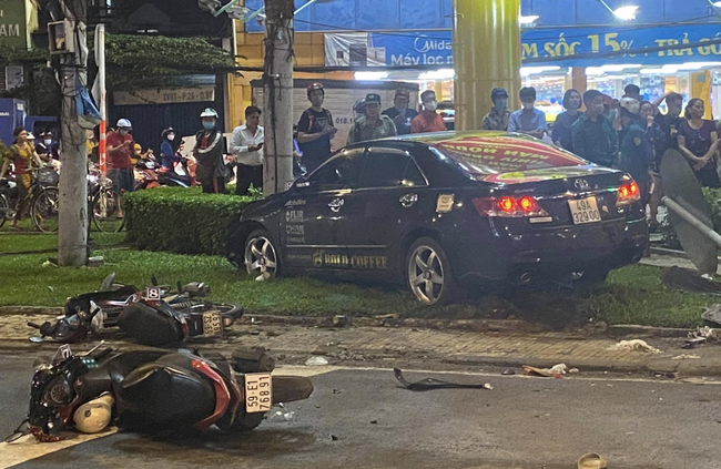 Nhân chứng vụ Camry tông hàng chục xe máy giữa ngã tư Sài Gòn: Ai cũng chảy máu, nữ tài xế sợ hãi vái lạy Nhân chứng vụ Camry tông hàng chục xe máy giữa ngã tư Sài Gòn: Ai cũng chảy máu, nữ tài xế sợ hãi vái lạy