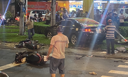 Nhân chứng vụ Camry tông hàng chục xe máy giữa ngã tư Sài Gòn: Ai cũng chảy máu, nữ tài xế sợ hãi vái lạy