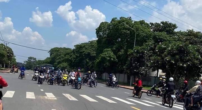Cả trăm quái xế quậy ở Đồng Nai bị công an vây bắt - Ảnh 1.