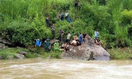 Thầy mo trên đường đi cúng về bị nước cuốn mất tích