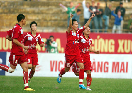 Chuyện lạ V.League: CLB chi 10 tỷ đồng lập ban chống xuống hạng & cú thoát hiểm tranh cãi