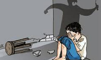 Sắp xử cha dượng đánh đập, châm điếu thuốc vào người bé gái