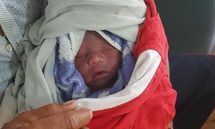 Bé sơ sinh còn nguyên dây rốn bị bỏ rơi bên đường