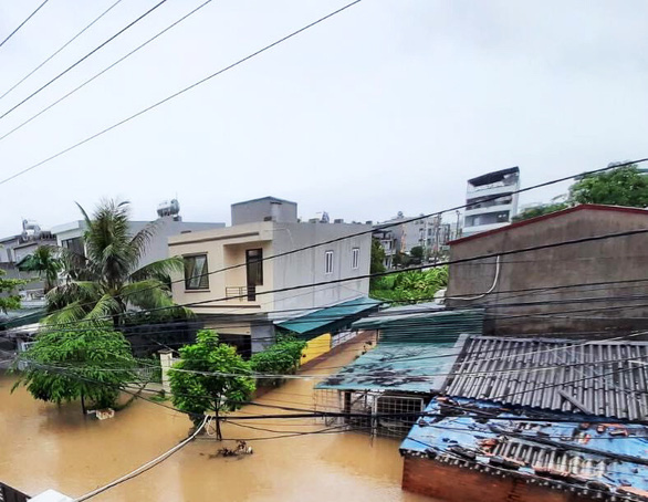 Mưa lớn kéo dài, thành phố Hạ Long 'chìm' trong biển nước - 1 Mưa lớn kéo dài, thành phố Hạ Long 'chìm' trong biển nước - 1