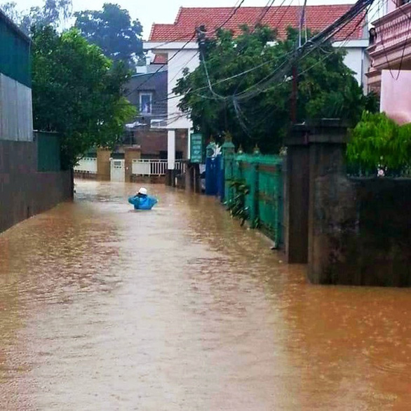 Mưa lớn kéo dài, thành phố Hạ Long 'chìm' trong biển nước Mưa lớn kéo dài, thành phố Hạ Long 'chìm' trong biển nước