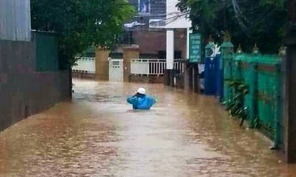 Mưa lớn kéo dài, thành phố Hạ Long 'chìm' trong biển nước