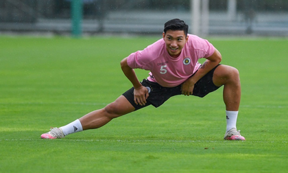 Trở lại tập luyện cùng đồng đội ở Hà Nội FC, Văn Hậu gây choáng với thân hình vạm vỡ, chiều cao khủng không kém gì ngoại binh