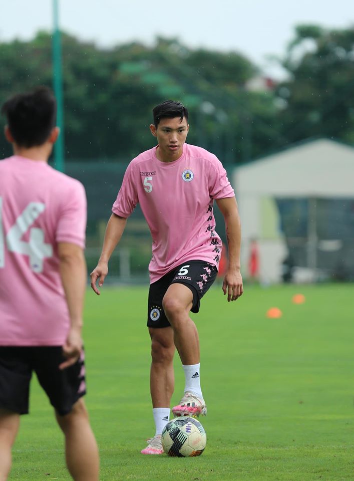 Trở lại tập luyện cùng đồng đội ở Hà Nội FC, Văn Hậu gây choáng với thân hình vạm vỡ, chiều cao khủng không kém gì ngoại binh - 1