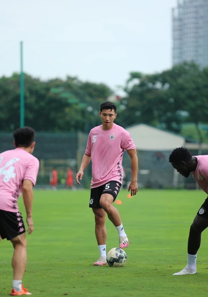 Trở lại tập luyện cùng đồng đội ở Hà Nội FC, Văn Hậu gây choáng với thân hình vạm vỡ, chiều cao khủng không kém gì ngoại binh