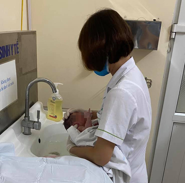 Giải cứu bé sơ sinh bị bỏ rơi mắc kẹt trong khe tường chật hẹp giữa 2 ngôi nhà - 2 Giải cứu bé sơ sinh bị bỏ rơi mắc kẹt trong khe tường chật hẹp giữa 2 ngôi nhà - 2