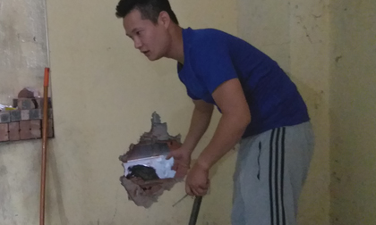 Sức khỏe bé trai sơ sinh nghi bị mẹ ném vào khe tường ở Hà Nội hiện ra sao?
