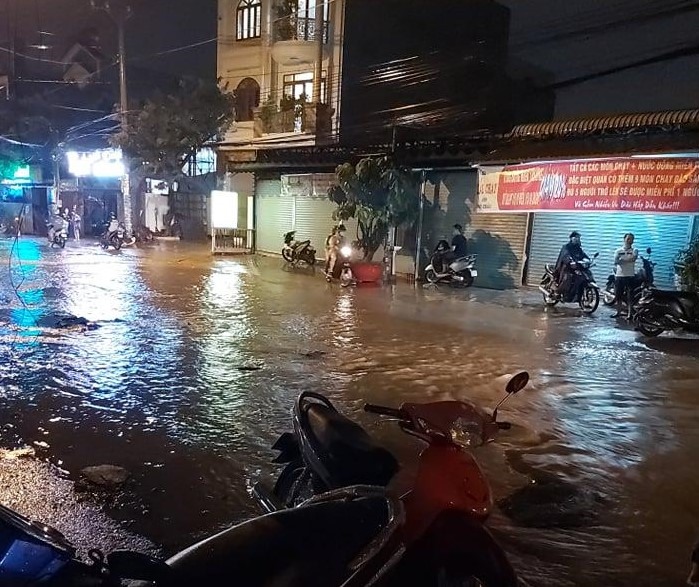 Chạy xe trên đường ngập, 3 người đi xe máy bị ngã, 1 người chết nghi do điện giật Chạy xe trên đường ngập, 3 người đi xe máy bị ngã, 1 người chết nghi do điện giật