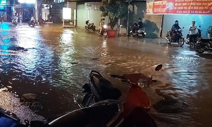 Chạy xe trên đường ngập, 3 người đi xe máy bị ngã, 1 người chết nghi do điện giật