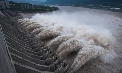 Đập Tam Hiệp lần đầu mở toàn bộ 10 cửa xả, nước lũ cuồn cuộn đổ ra