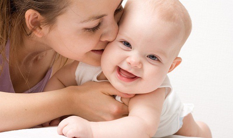 Mẹ không nên cho người lạ chạm vào má bé