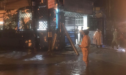 Người cứu 2 mẹ con vụ 3 người bị điện giật thương vong khi ngã xe: 'Vớt cô ấy lên, tôi chỉ biết khóc vì bất lực'