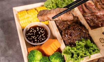 Bên trong hộp cơm đắt nhất Việt Nam, giá bán 'không thể tin nổi' có những gì?