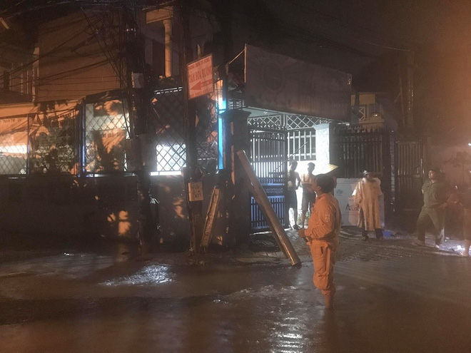 Người cứu 2 mẹ con vụ 3 người bị điện giật thương vong khi ngã xe: 'Vớt cô ấy lên, tôi chỉ biết khóc vì bất lực'