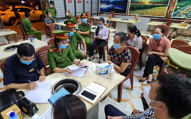 Cô gái quỳ trong quán nướng Hiền Thiện: Ông chủ ép đính chính lên facebook, dùng dép đánh vào mặt - Ảnh 4. Cô gái quỳ trong quán nướng Hiền Thiện: Ông chủ ép đính chính lên facebook, dùng dép đánh vào mặt - Ảnh 4.