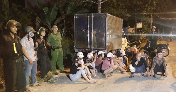 Cảnh sát bắt giữ nhiều 'chân dài' cùng nhóm giang hồ mang hung khí đi hỗn chiến