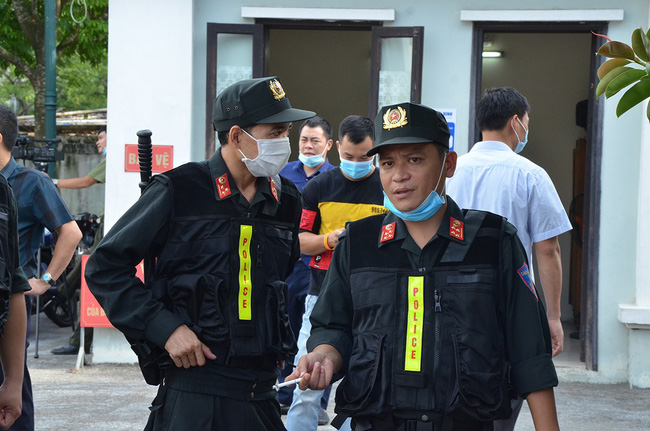 Hình ảnh mới nhất của nữ đại gia Dương 'Đường' cùng chồng hầu tòa sau 4 tháng tạm giam - 5