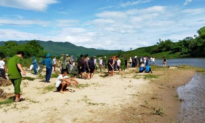 Tìm thấy thi thể 2 bé trai để lại dép bên bờ sông ở Hà Tĩnh