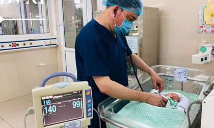 Vụ nữ sinh viên bỏ rơi con ở khe tường hẹp: Có người xưng là ông ngoại đến xin nhận cháu