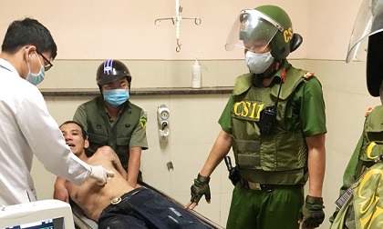 Khống chế kẻ ngáo đá cầm dao dọa tấn công nhiều người