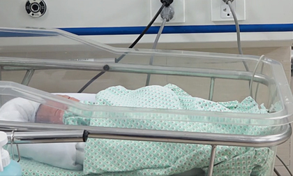 Bé sơ sinh bỏ rơi ở khe tường có những chuyển biến tích cực về sức khỏe