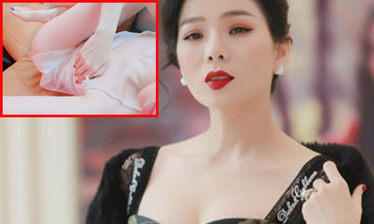 Lệ Quyên lại gây sốc khi đăng ảnh mặc váy ngủ mỏng tang trong tư thế nhạy cảm