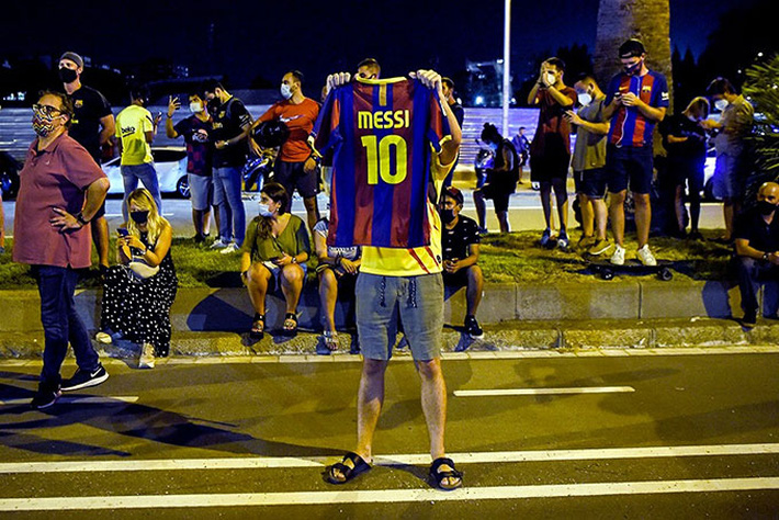 Chủ tịch Barcelona phản đòn đầy bất ngờ, Messi bị dồn vào chân tường - Ảnh 1.