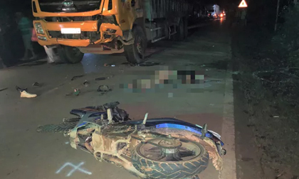 Đấu đầu trực diện với xe tải, 2 thanh niên đi xe máy tử vong