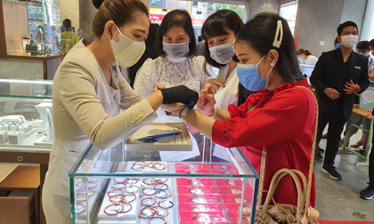 Tăng sốc cuối tuần, giá vàng SJC tiến sát 57 triệu đồng/lượng