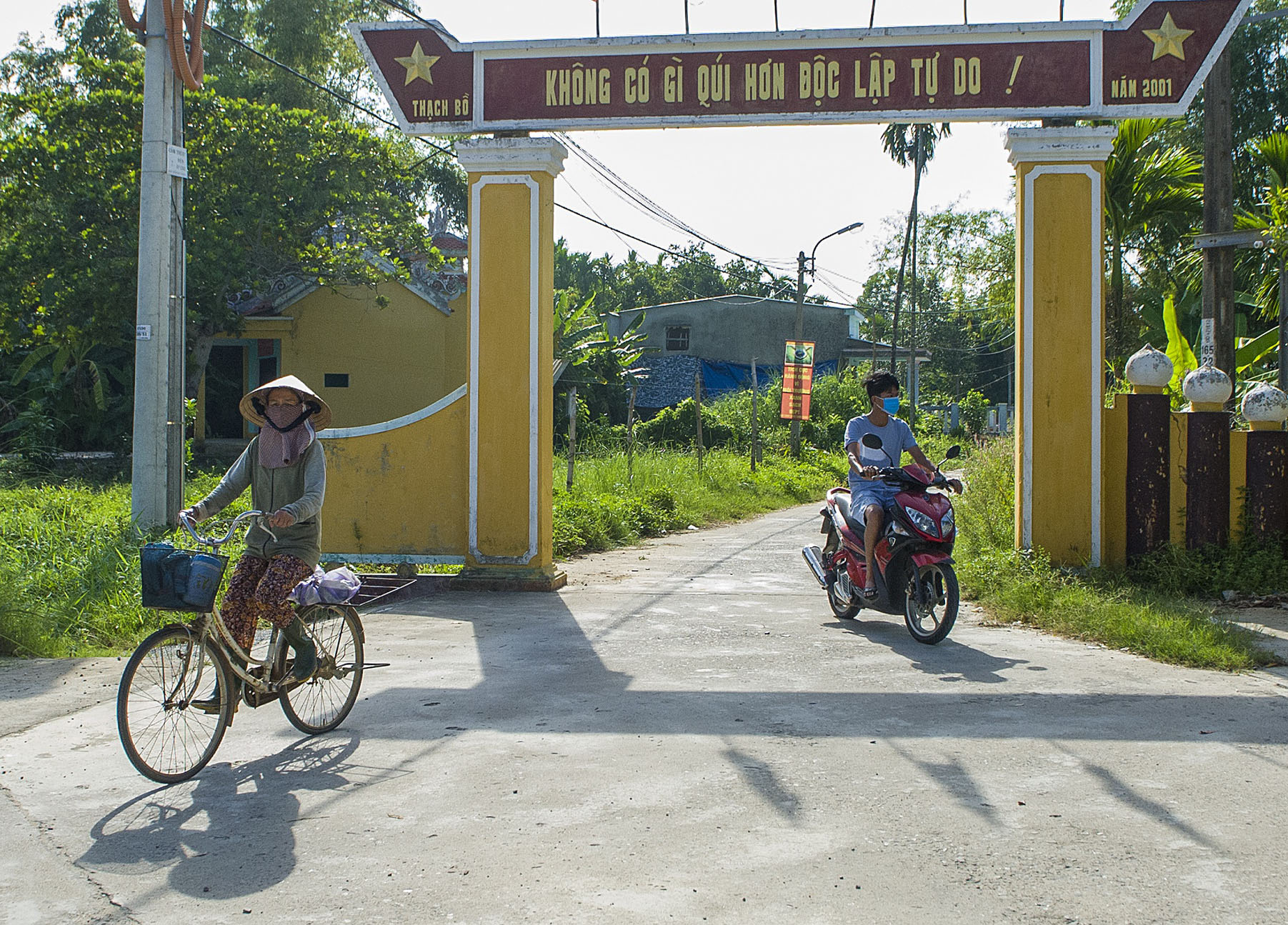 Phong tỏa thôn có bệnh nhân Covid-19 tử vong