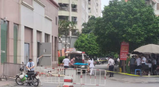 Người dân kể lại giây phút bé gái 6 tuổi rơi từ tầng 12 chung cư tử vong: 'Cháu bé xinh xắn lắm, chúng tôi không ai cầm được nước mắt' Người dân kể lại giây phút bé gái 6 tuổi rơi từ tầng 12 chung cư tử vong: 'Cháu bé xinh xắn lắm, chúng tôi không ai cầm được nước mắt'