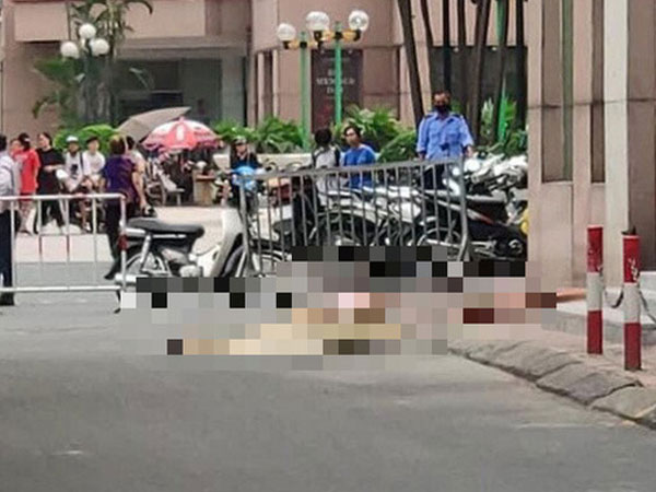Hà Nội: Rơi từ tầng 12 chung cư xuống đất, bé gái tử vong thương tâm Hà Nội: Rơi từ tầng 12 chung cư xuống đất, bé gái tử vong thương tâm