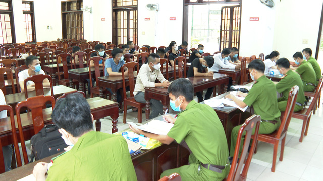 Bắt quả tang 25 đối tượng thuê căn hộ cao cấp để sử dụng ma túy - Ảnh 2.