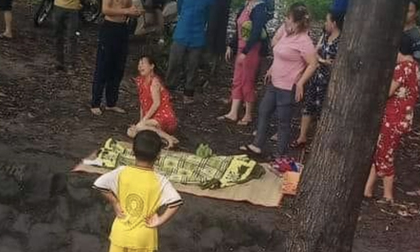 Bình Dương: Bé gái tắm mưa lọt xuống mương nước tử vong thương tâm, mẹ trẻ khóc ngất bên thi thể